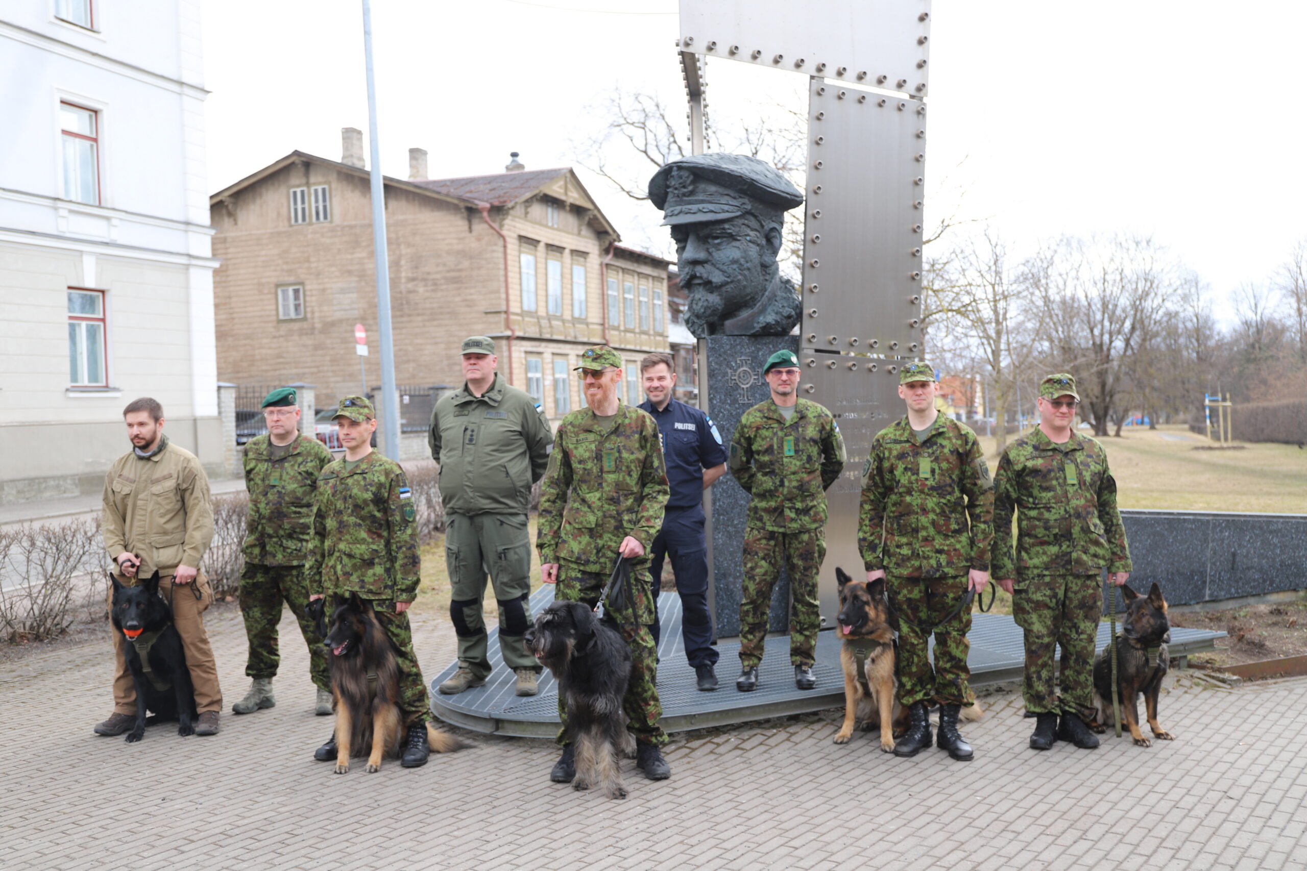 Kaitseliidu jäljekoerad koos peremeestega, märts 2026.