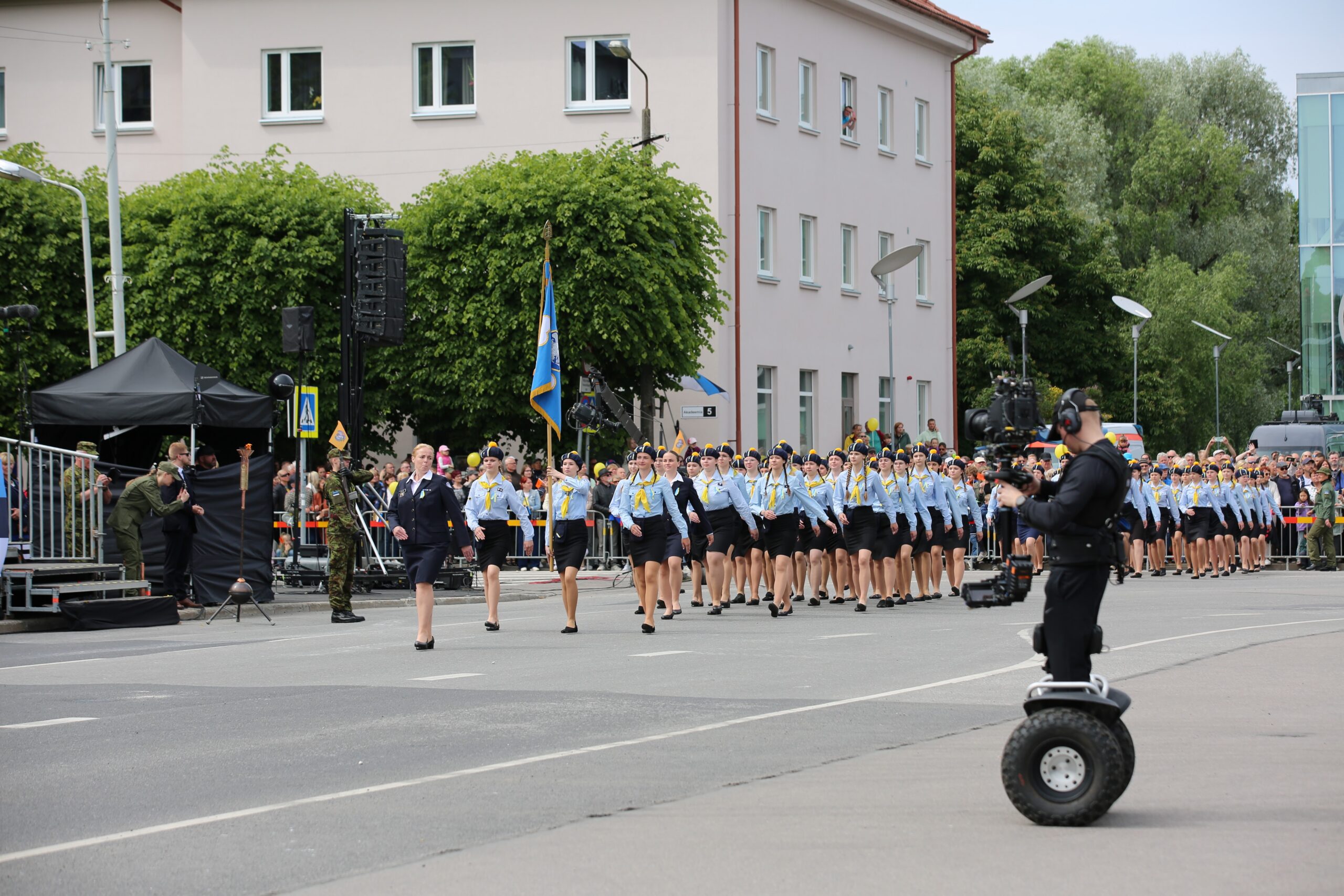 23. juunil Raplas toimuval Võidupüha paraadil osalevad teiste üksuste kõrval Kodutütarde organisatsiooni liikmed, tuues pidulikule sündmusele kaasa noorte kaits